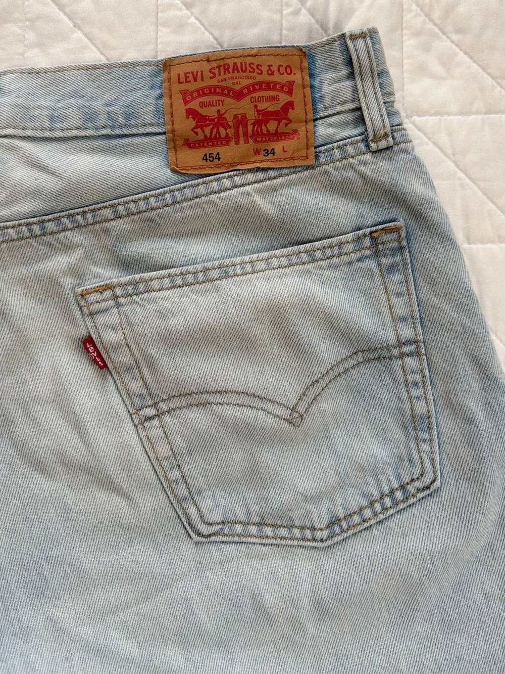 NWT Levi's 454 Relaxed Denim Shorts Light Wash - Size 34 10 inch Inseam